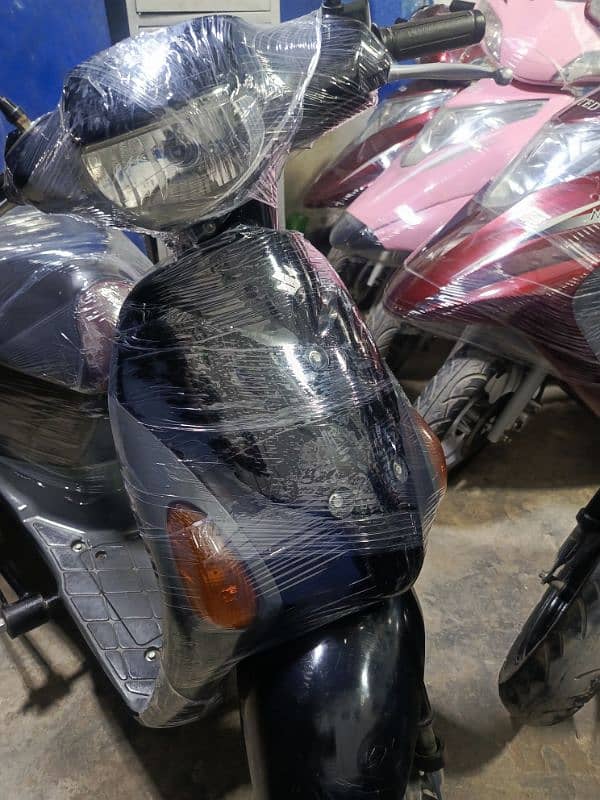 49cc suzuki scooties available contact at mobile# 03004142432 3