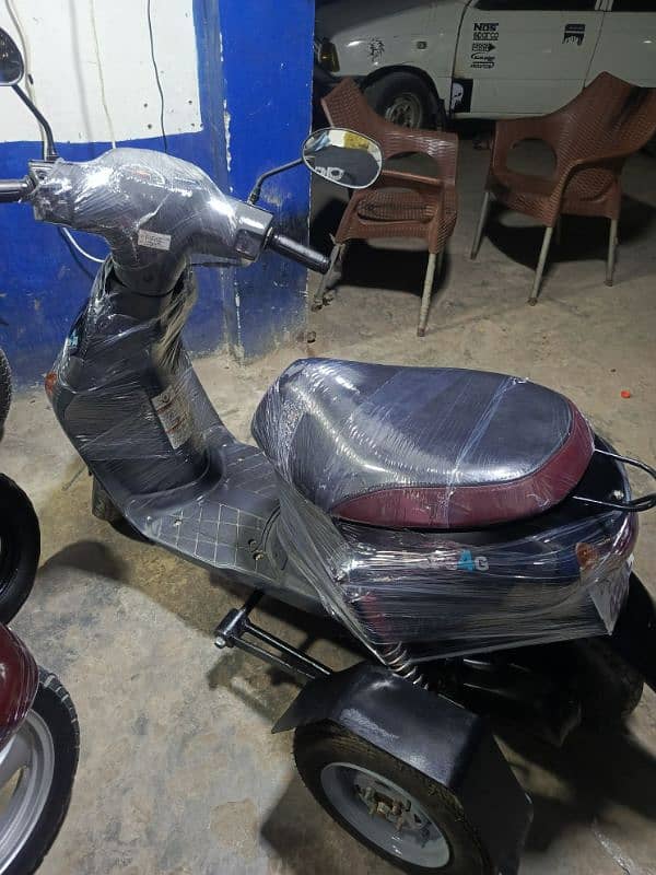 49cc suzuki scooties available contact at mobile# 03004142432 4