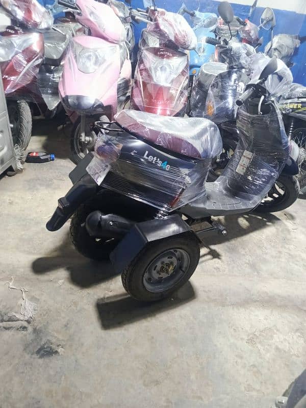 49cc suzuki scooties available contact at mobile# 03004142432 6