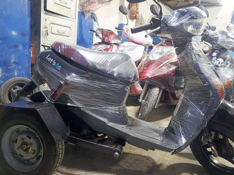 49cc suzuki scooties available contact at mobile# 03004142432 7