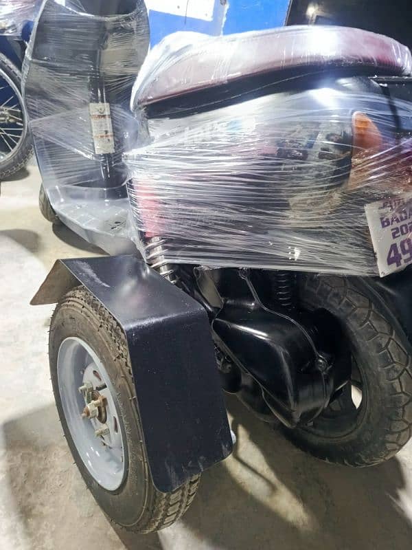49cc suzuki scooties available contact at mobile# 03004142432 8
