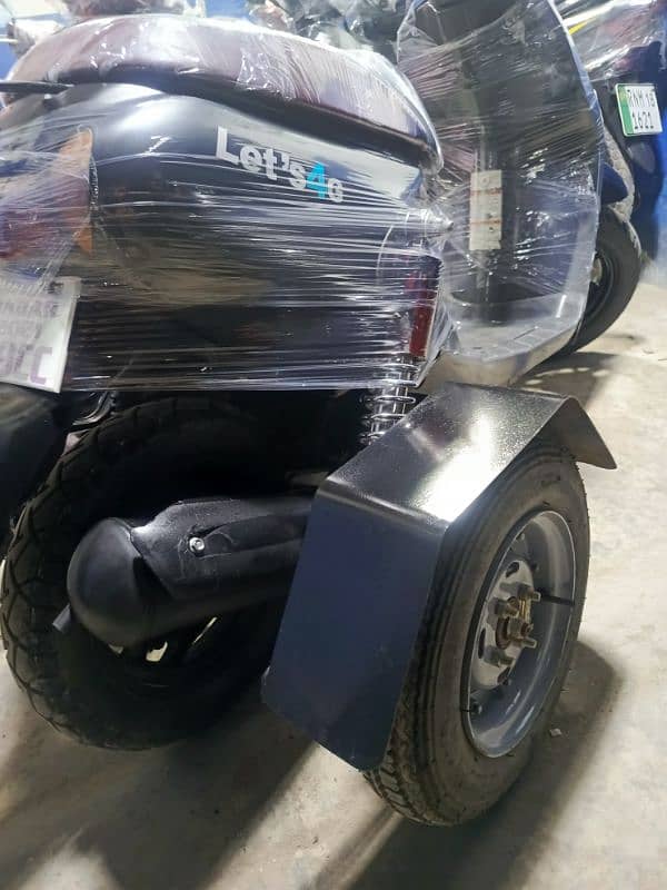 49cc suzuki scooties available contact at mobile# 03004142432 9
