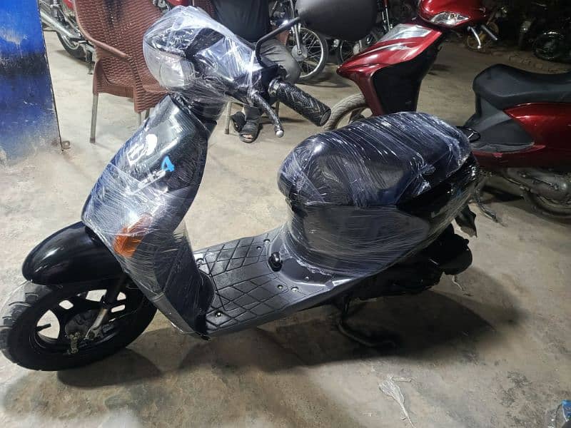 49cc suzuki scooties available contact at mobile# 03004142432 10