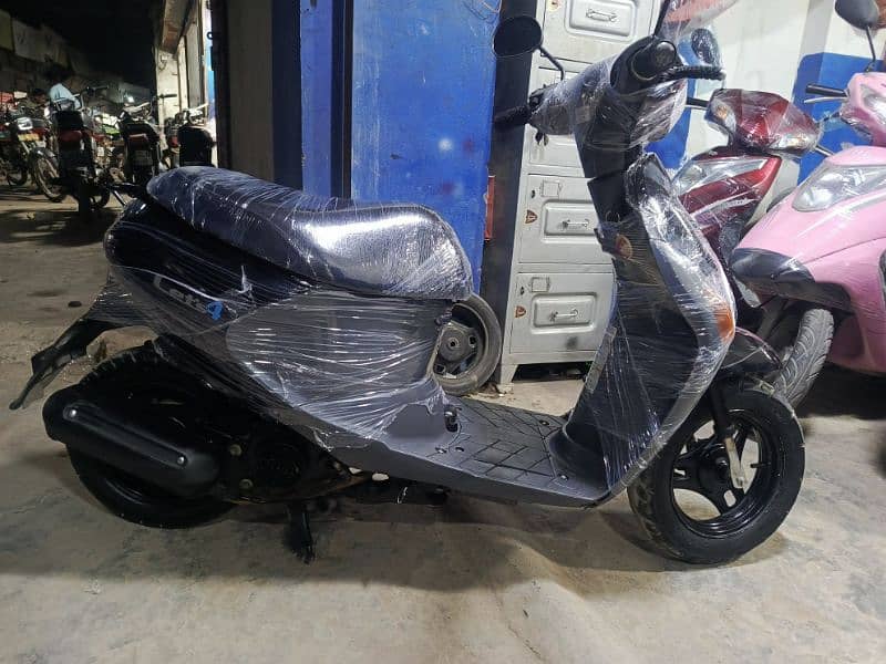 49cc suzuki scooties available contact at mobile# 03004142432 11
