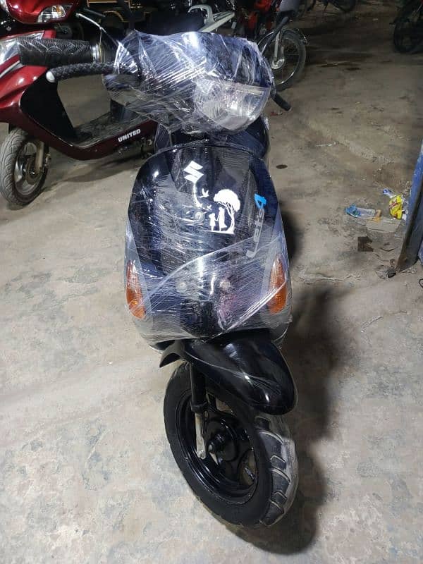 49cc suzuki scooties available contact at mobile# 03004142432 12