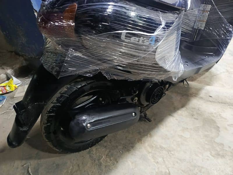 49cc suzuki scooties available contact at mobile# 03004142432 13