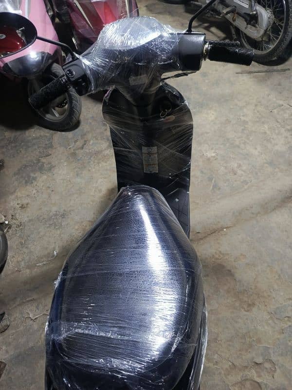 49cc suzuki scooties available contact at mobile# 03004142432 14