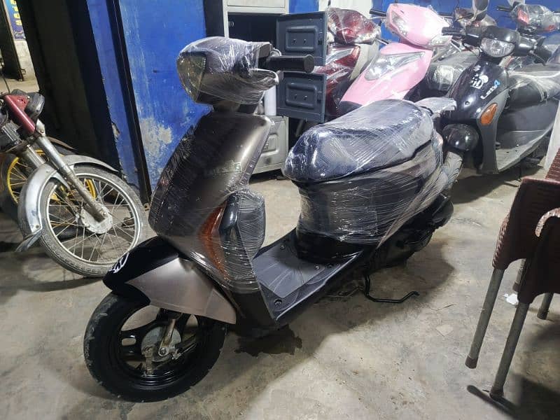 49cc suzuki scooties available contact at mobile# 03004142432 15