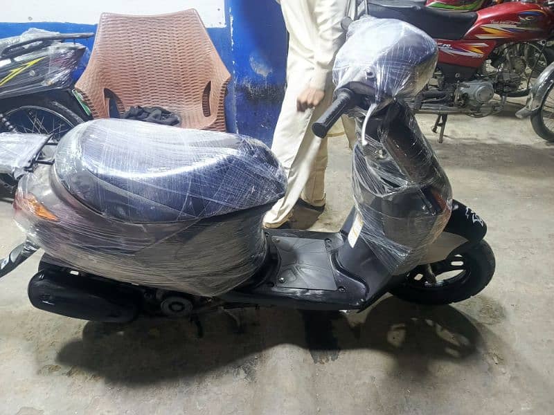 49cc suzuki scooties available contact at mobile# 03004142432 16