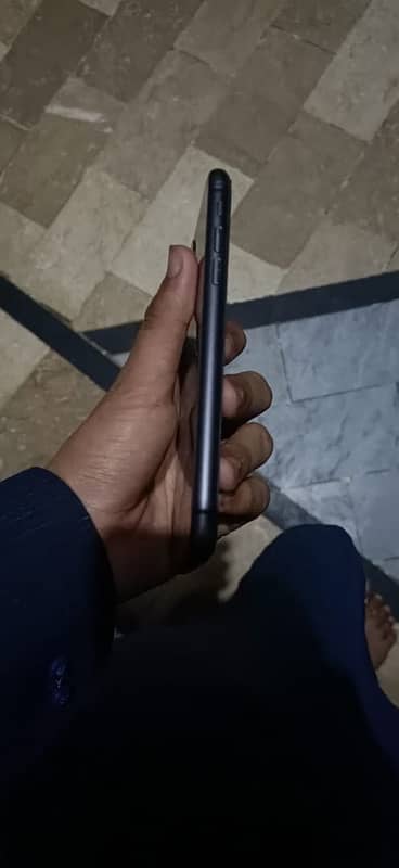 iPhone 11 jv non pta condition 10/9 kamii peshii ho jye gii 3