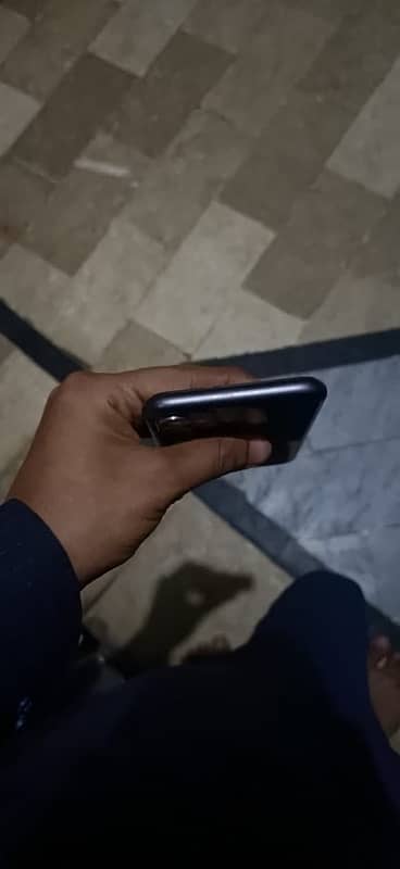 iPhone 11 jv non pta condition 10/9 kamii peshii ho jye gii 5