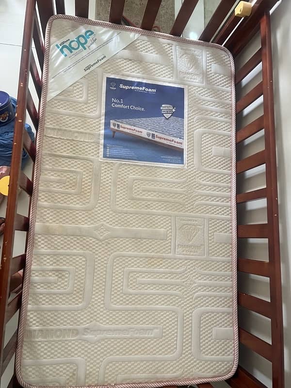baby cot with swing and matress 0