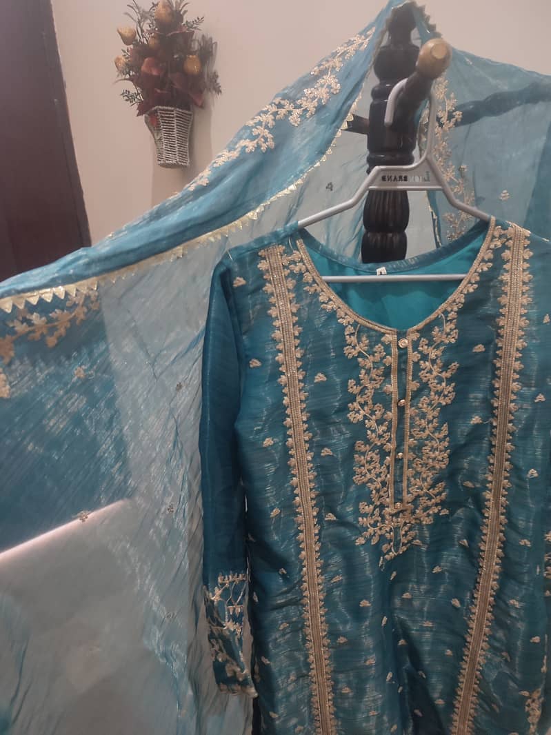 Ferozi 2-Piece Dress with Golden Embroidery (Shirt & Dupatta) 2