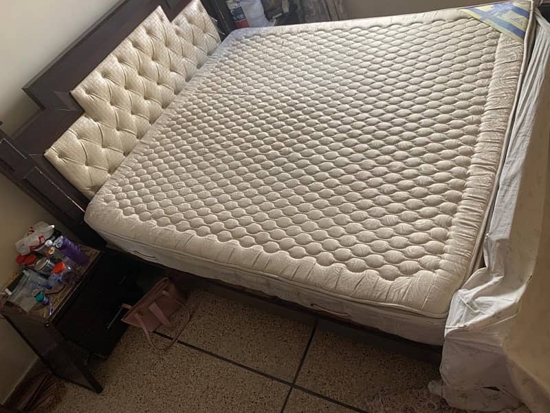 king bed with 2 side tables and mattress 1