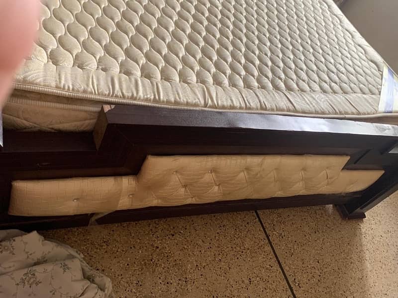 king bed with 2 side tables and mattress 6