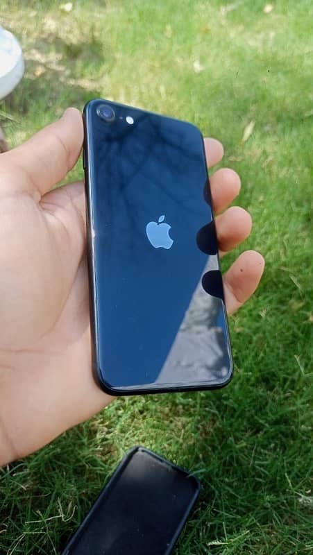 IPhone se 3 Forsale A15black 90percent helath like a newphone 10/10 4