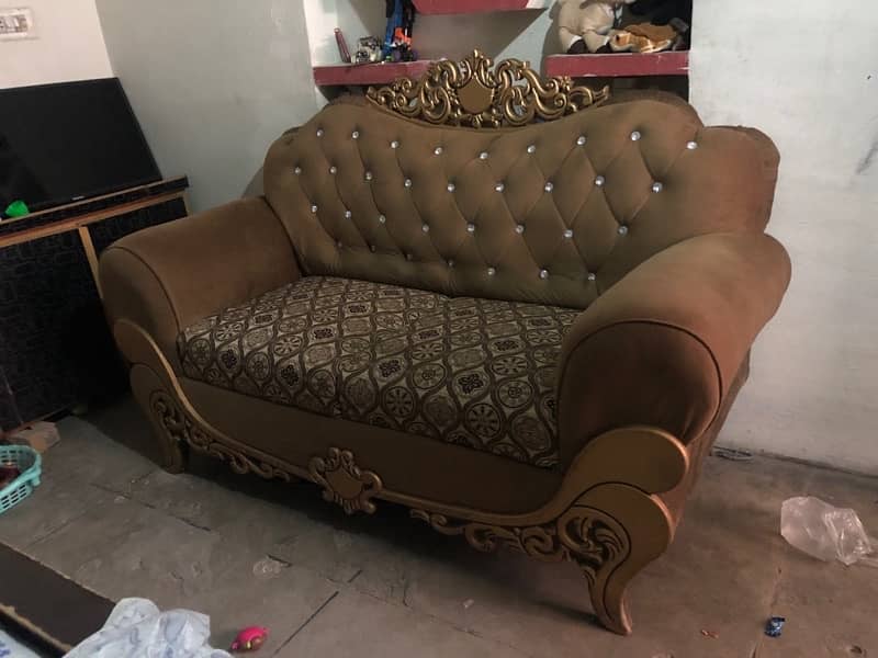 6 seater sofa set condition 10 by 10 hai 6 month use hai 0