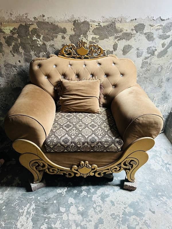 6 seater sofa set condition 10 by 10 hai 6 month use hai 2