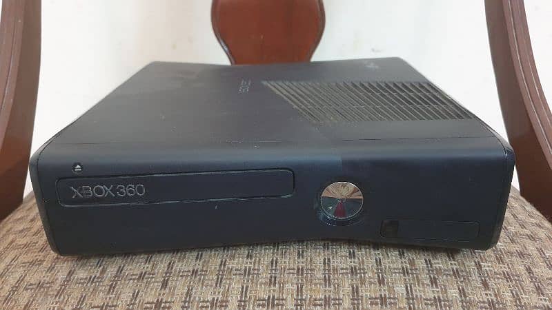 Xbox 360 slim 250gb with 2 controllers and 30 games pre installed 0