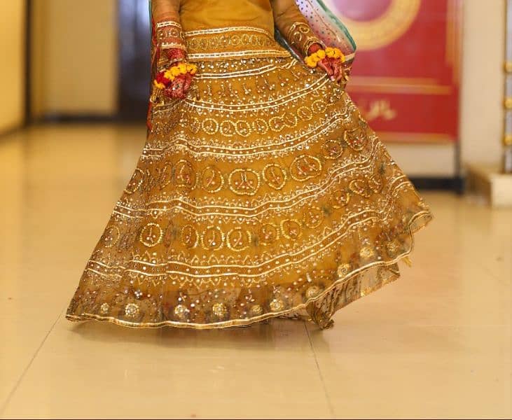mhendi bridal dress available 2