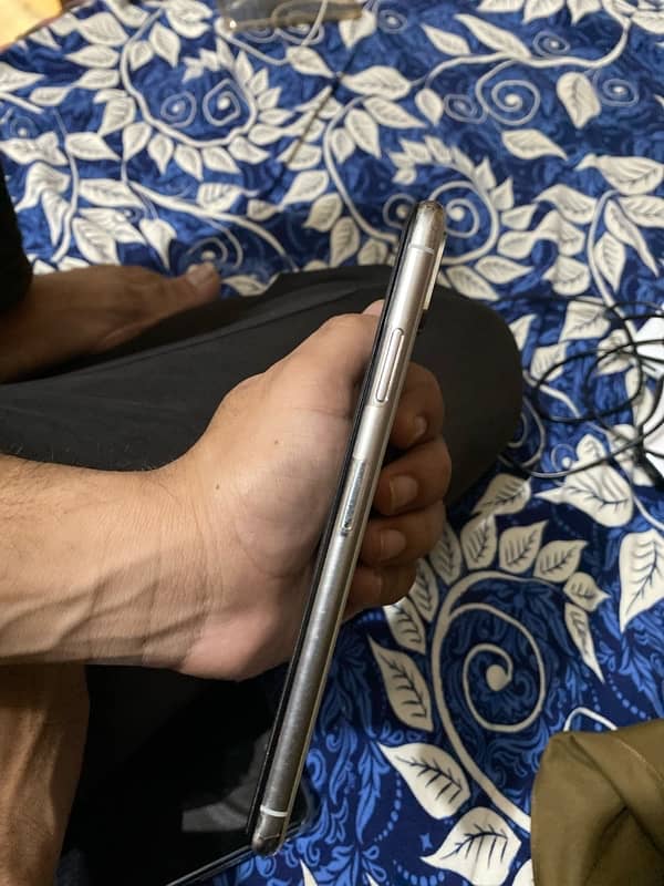Selling my IPhone XS Max in cheap price 2