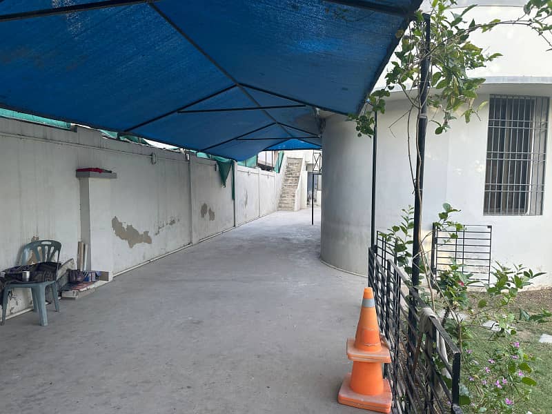 1000 Sq Yards Ground Floor Portion Near Shahrah E Faisal For Commercial Use With Huge Car Parking Area 3