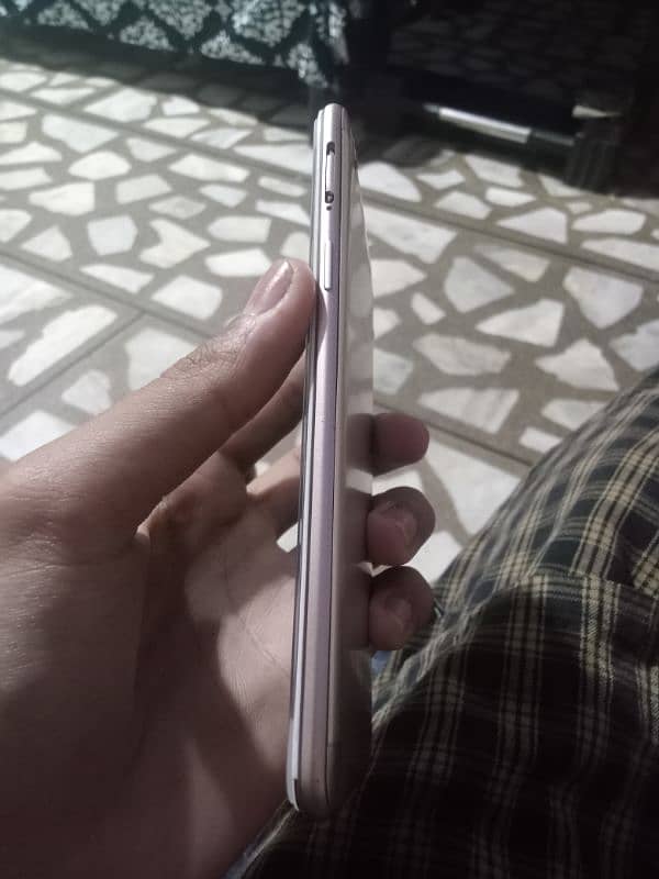 Oppo F3 with box [16MP Front] best for hotspot and Camera 2
