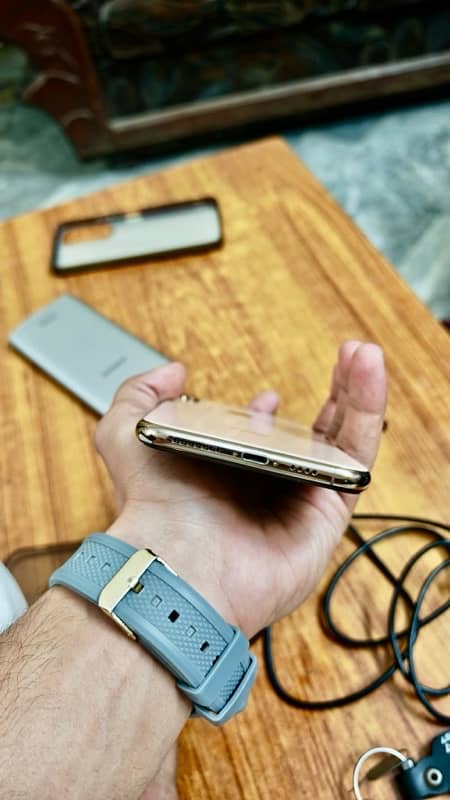 IPHONE XSMAX 10/10 condition no open no repair 100 persent original. 1