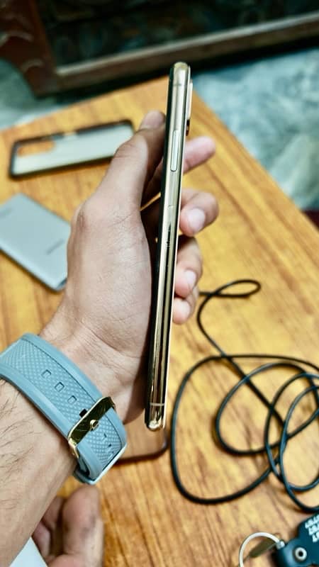 IPHONE XSMAX 10/10 condition no open no repair 100 persent original. 3