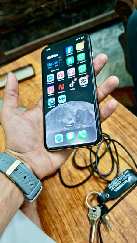 IPHONE XSMAX 10/10 condition no open no repair 100 persent original. 5