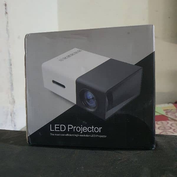 Mini Projector Q1 model. 0