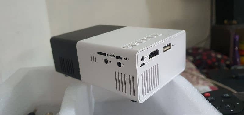 Mini Projector Q1 model. 1