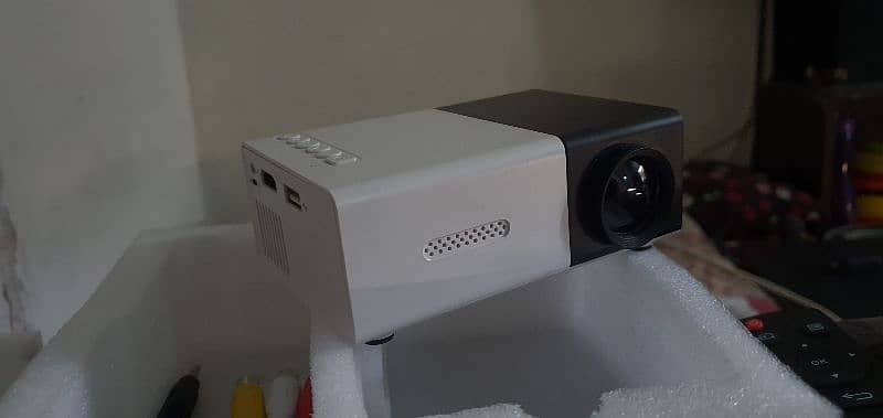 Mini Projector Q1 model. 2