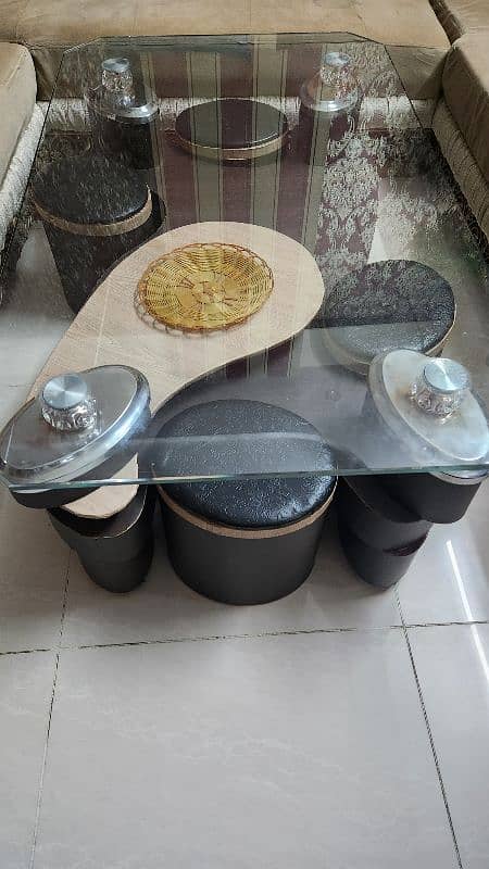 centre table with 4 sitting puffies 0