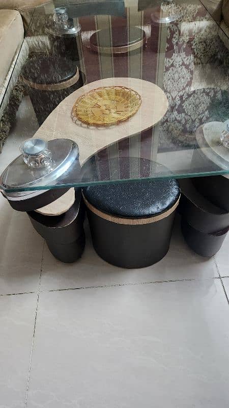 centre table with 4 sitting puffies 1