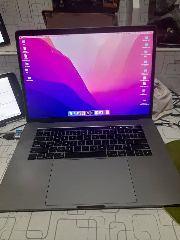 Macbook pro 2017 15 Inch screen i7 16/256 2GB Dedicated graphic card 0