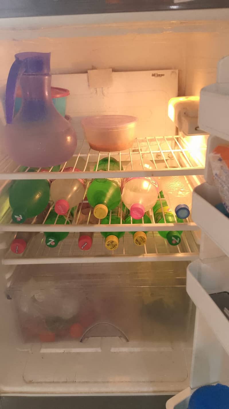 Dawlance Medium Size Fridge for Sale Urgently in Gulberg Lahore. 4
