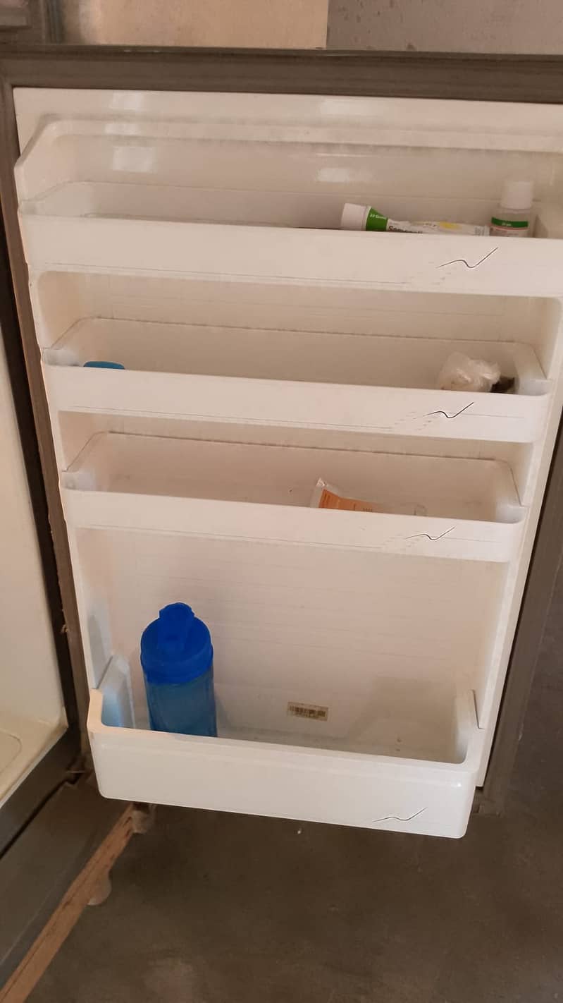 Dawlance Medium Size Fridge for Sale Urgently in Gulberg Lahore. 5