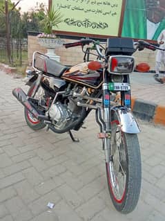 contact us: zero336-five66eight725.  I am selling my Honda 125 bike.