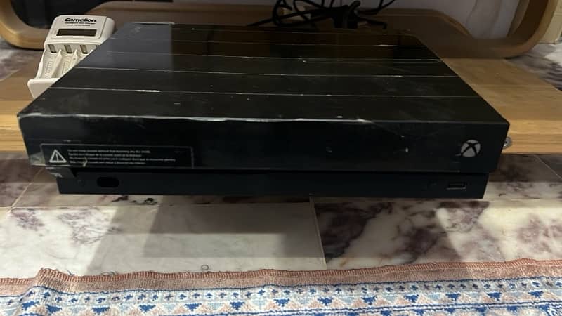 xbox one x 1 TB with Box Disc USA version 4