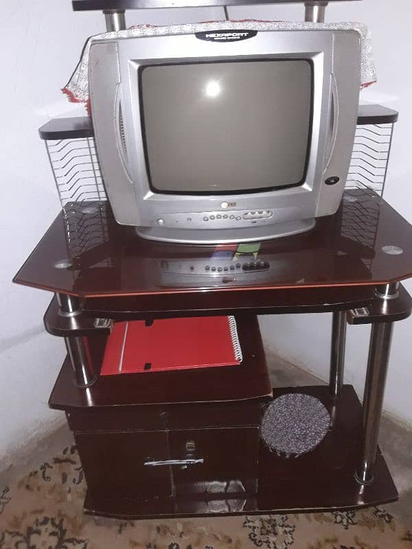 good condition computer table 0