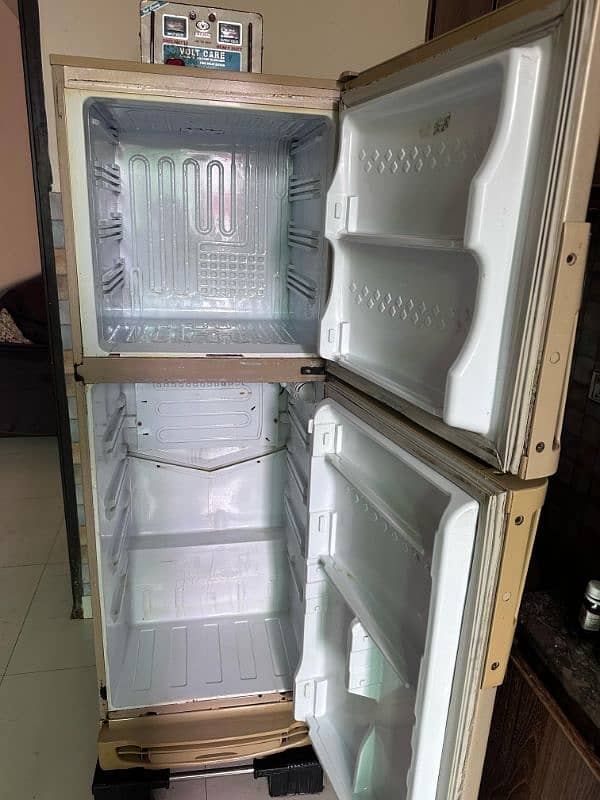 pel medium sized refrigerator in excellent working condition 0