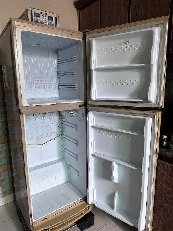 pel medium sized refrigerator in excellent working condition 3