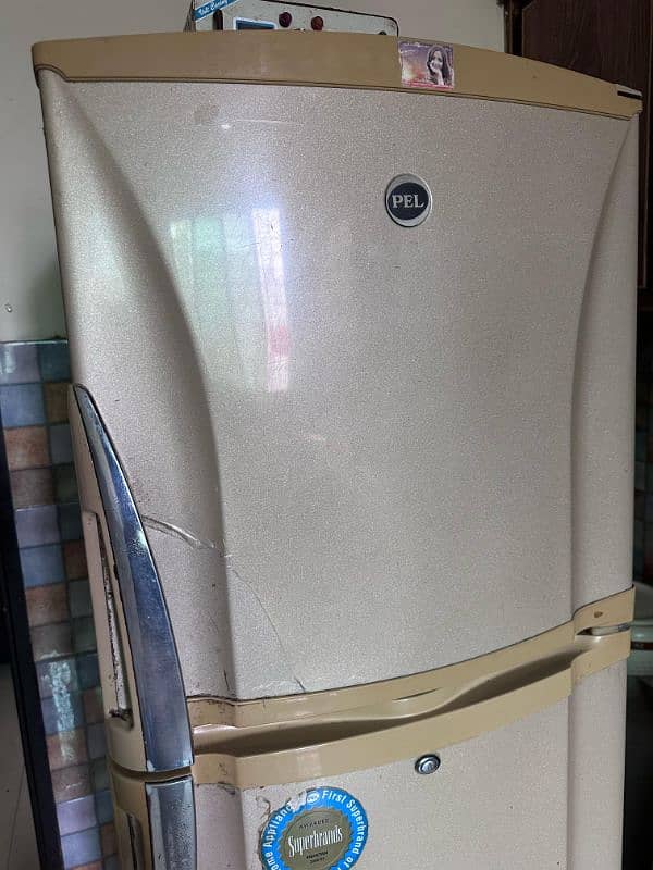 pel medium sized refrigerator in excellent working condition 6
