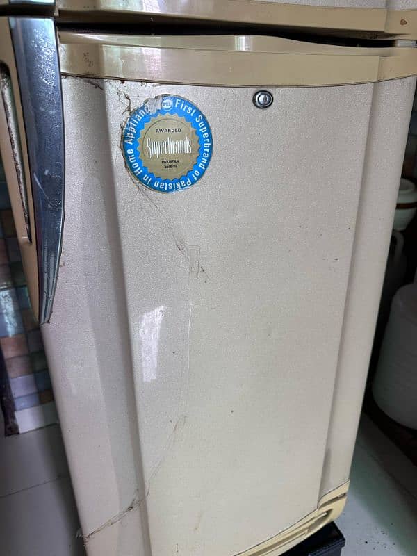 pel medium sized refrigerator in excellent working condition 7