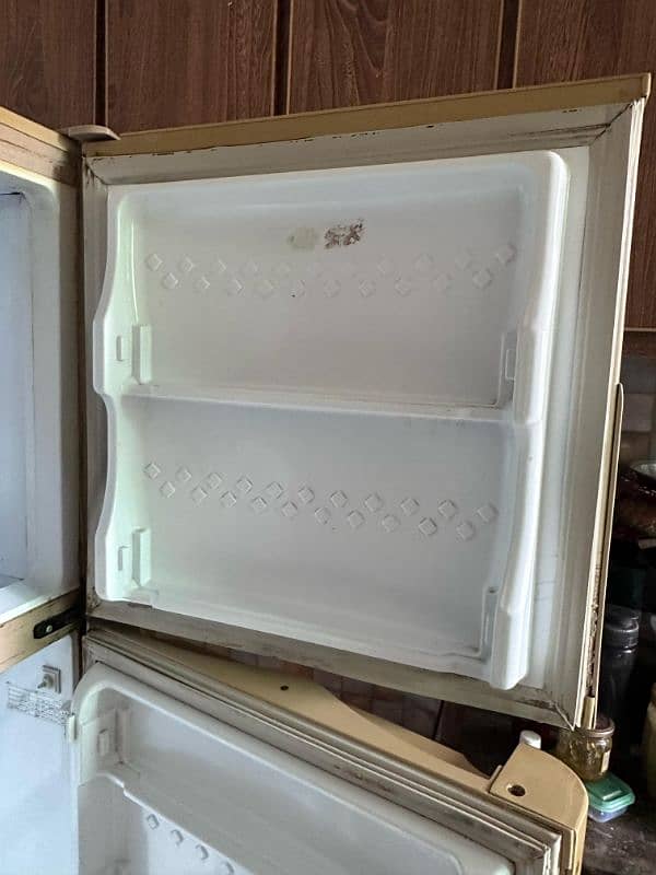 pel medium sized refrigerator in excellent working condition 8