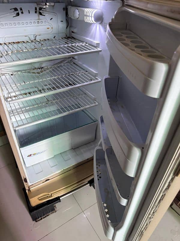 pel medium sized refrigerator in excellent working condition 10