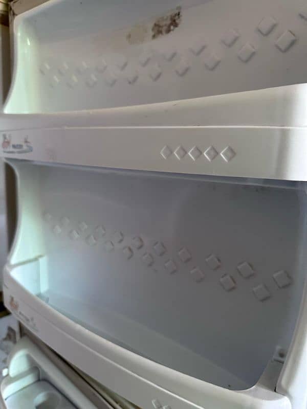 pel medium sized refrigerator in excellent working condition 13