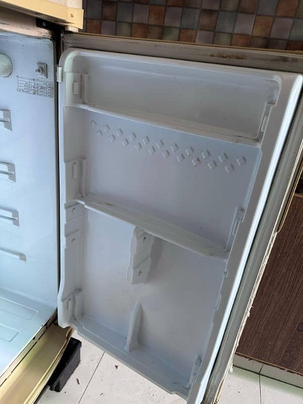 pel medium sized refrigerator in excellent working condition 15