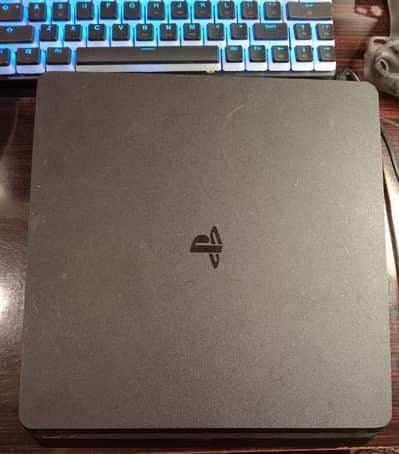Playstation 4 Slim (PS4)